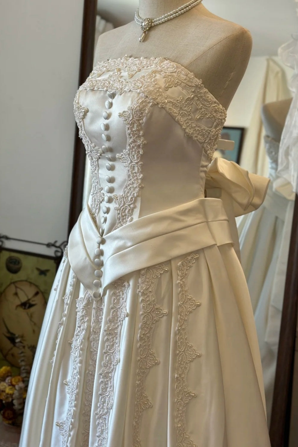 Trägerloses Abendkleid im Retro-Stil aus cremefarbenem Satin und Spitze – ideal für Hochzeiten und Dinnerpartys im Retro-Stil (gh6563)