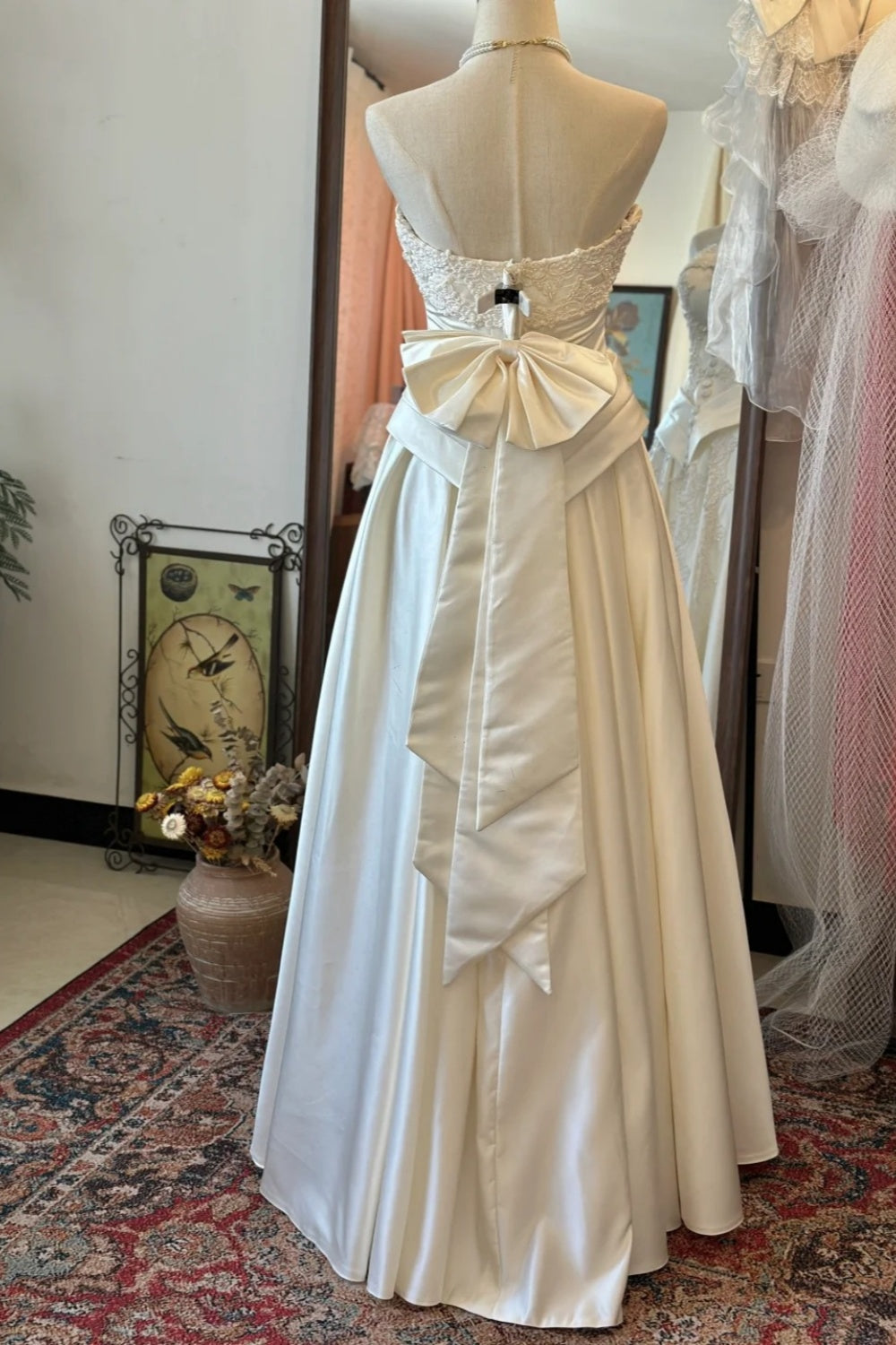Trägerloses Abendkleid im Retro-Stil aus cremefarbenem Satin und Spitze – ideal für Hochzeiten und Dinnerpartys im Retro-Stil (gh6563)