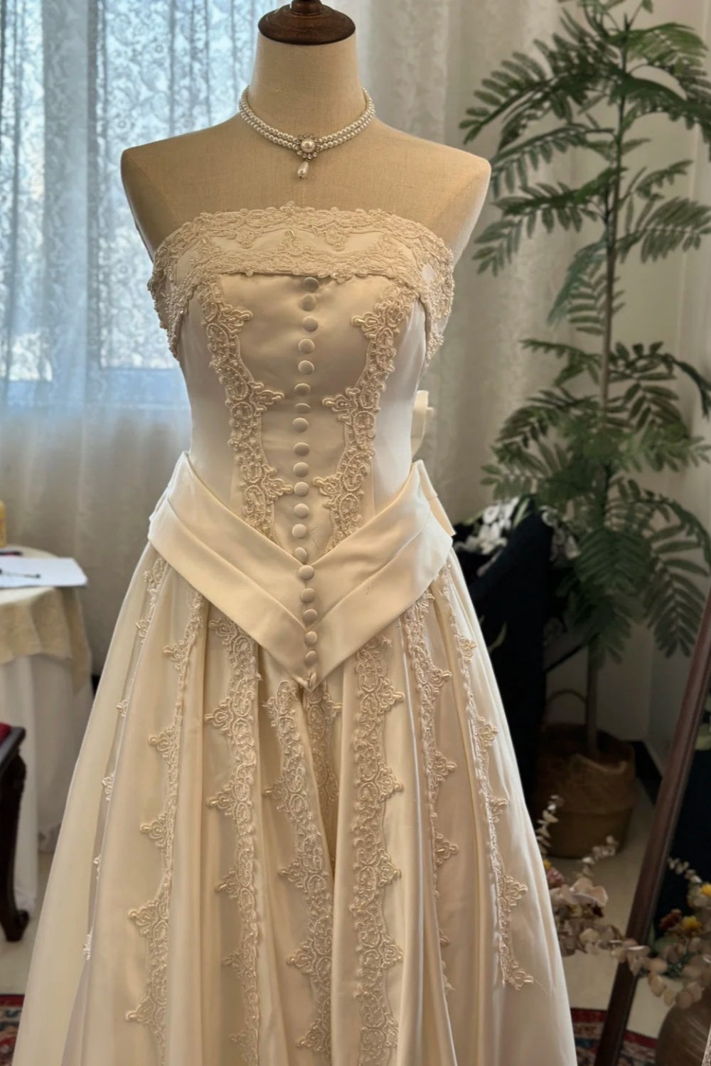 Trägerloses Abendkleid im Retro-Stil aus cremefarbenem Satin und Spitze – ideal für Hochzeiten und Dinnerpartys im Retro-Stil (gh6563)