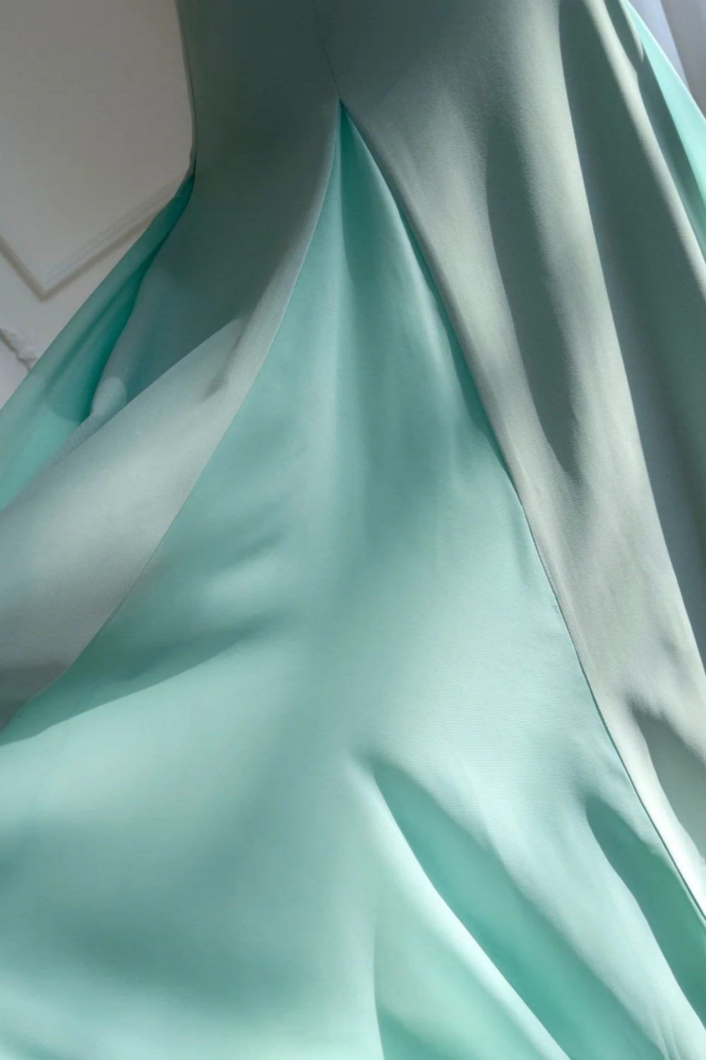 girlhomeshops - Robe de soirée longue minimaliste vert menthe/rose pastel à fines bretelles et coupe ajustée gh6098