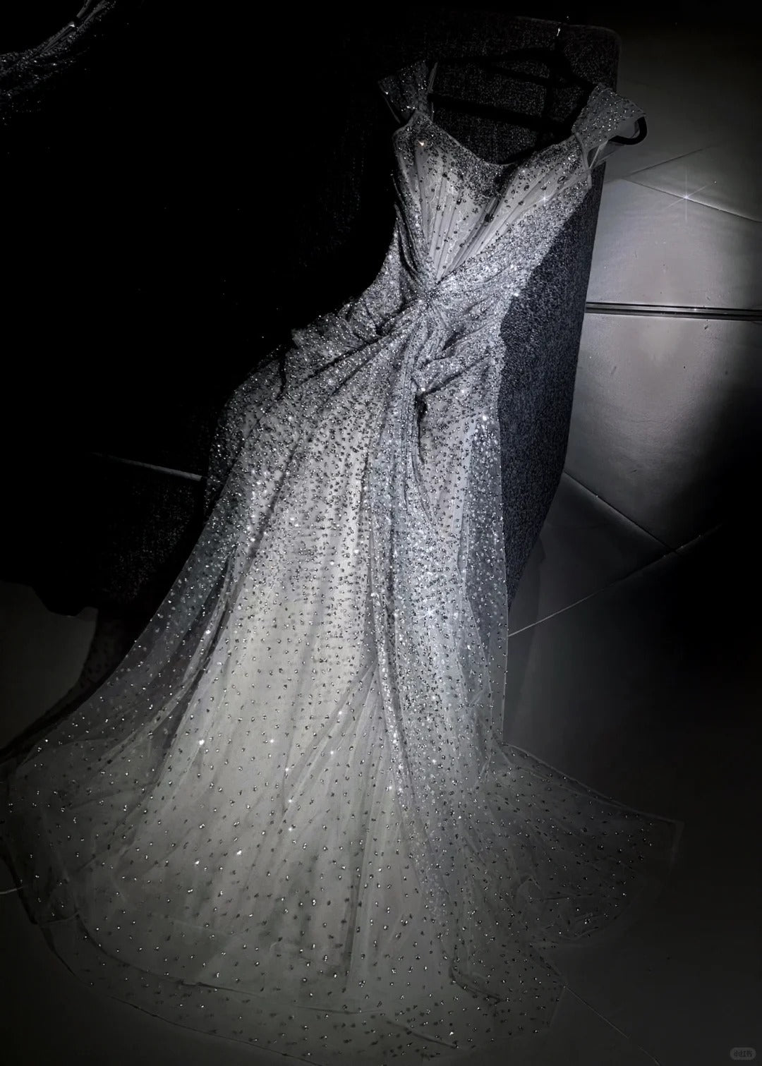 girlhomeshops – Weißes, wunderschönes, exquisites, perlenbesetztes, langes Prinzessinnen-Ballkleid aus Tüll, Ballkleid gh5694