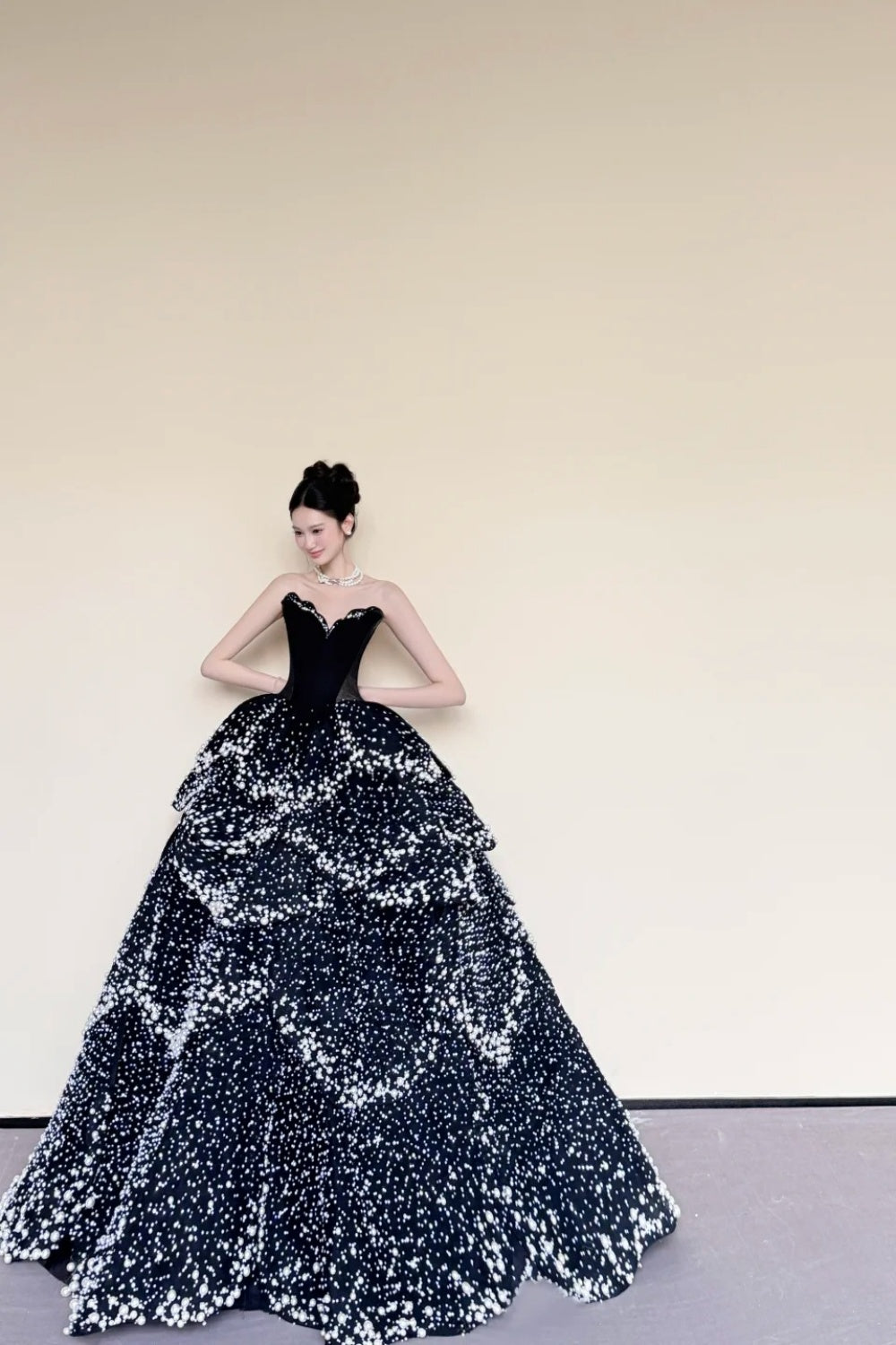 girlhomeshops-Schwarzes luxuriöses, perlenbesetztes, langes, bodenlanges Ballkleid aus Satin gh5979