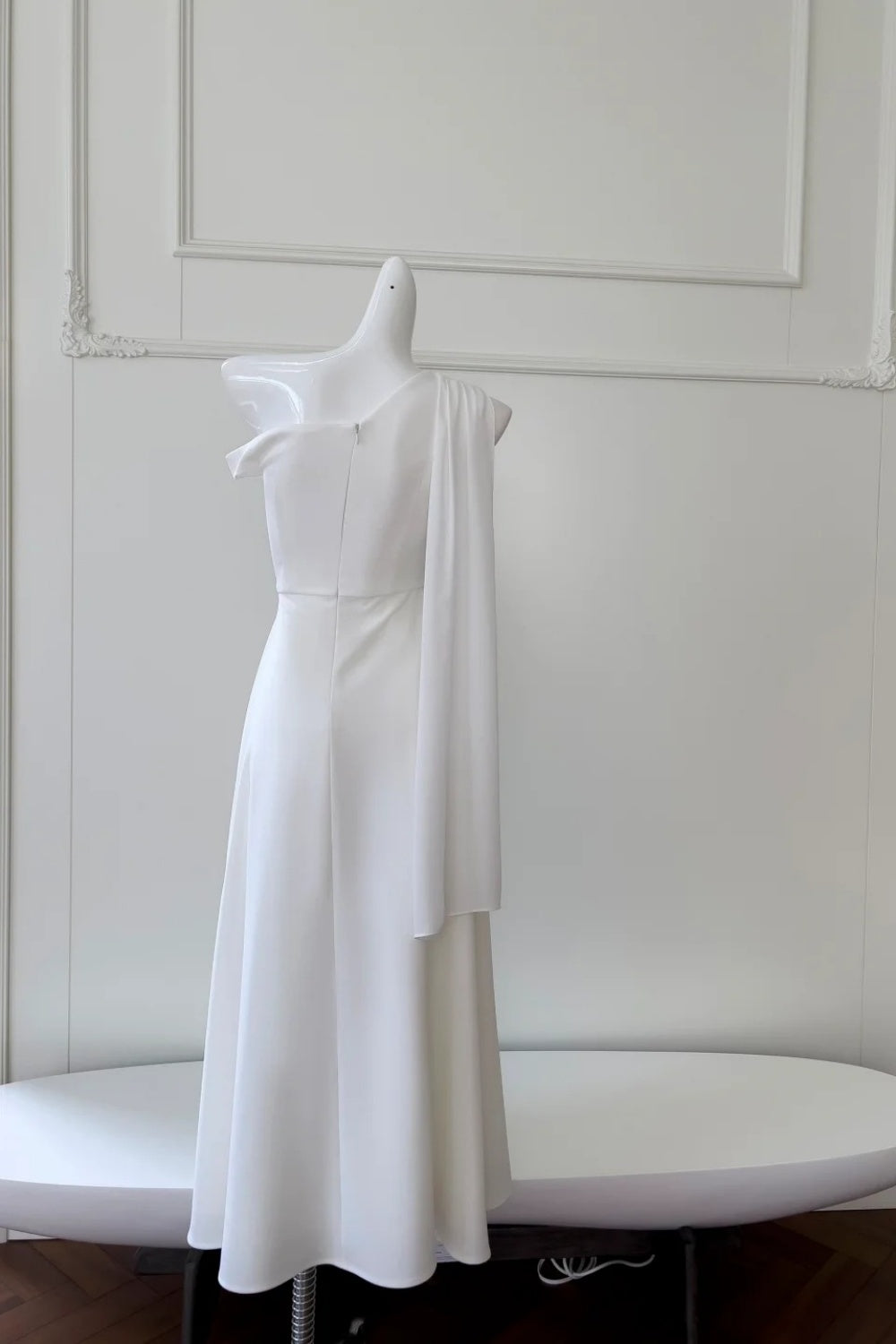 girlhomeshops - Robe de soirée midi blanche asymétrique minimaliste à épaules dénudées gh6097