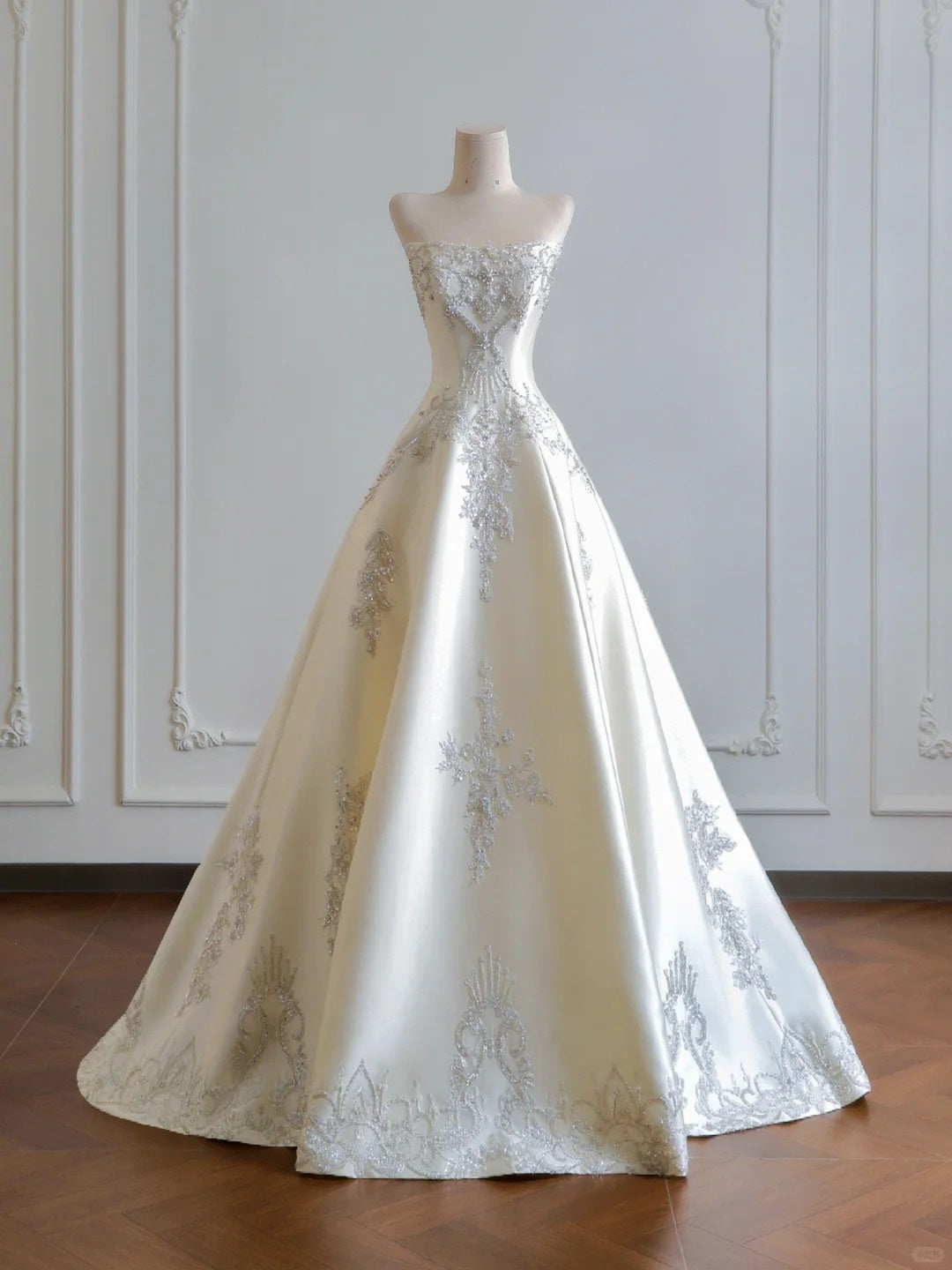 Girlhomeshops - Robe de mariée longue en satin blanc à perles exquises gh5482