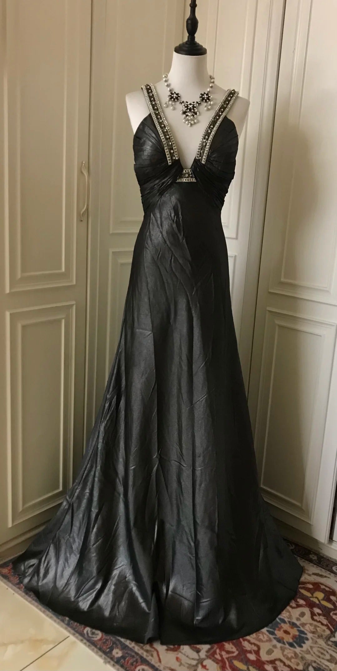 ✨🖤Black beaded mysterious and noble black swan vintag Downton Abbey deep V long satin ball gown evening dress gh4390