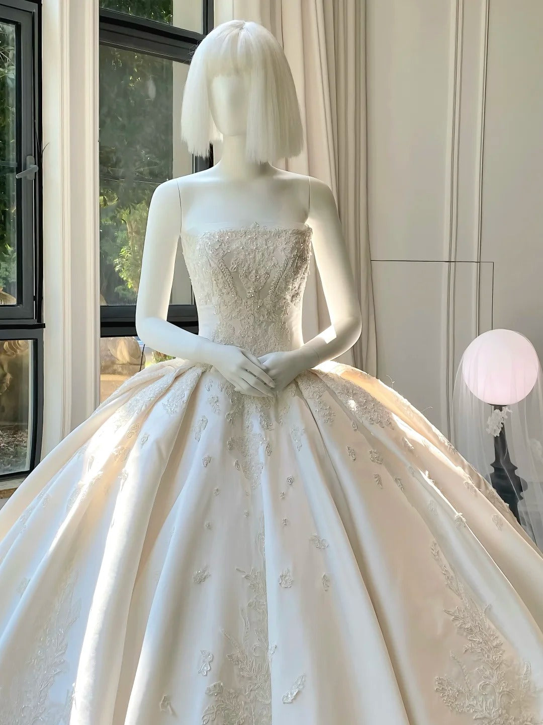 Girlhomeshops--💕Weißes Brautkleid mit floralen und zarten Perlenapplikationen, schlichtes langes Satin-Brautkleid gh5443