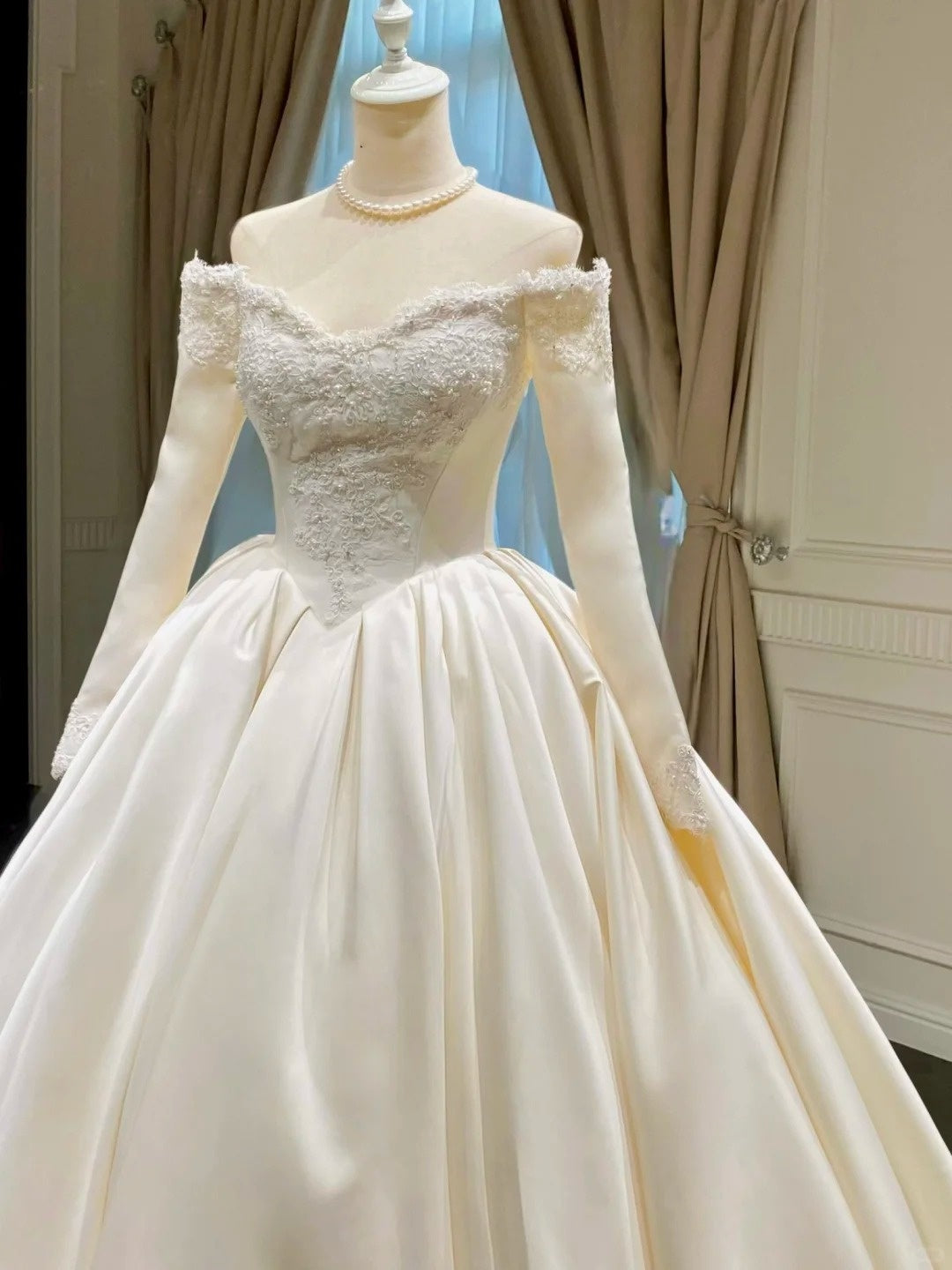 Girlhomeshops - Un incontournable pour les mariées minimalistes ! Robe de mariée unie en satin à manches longues gh5440