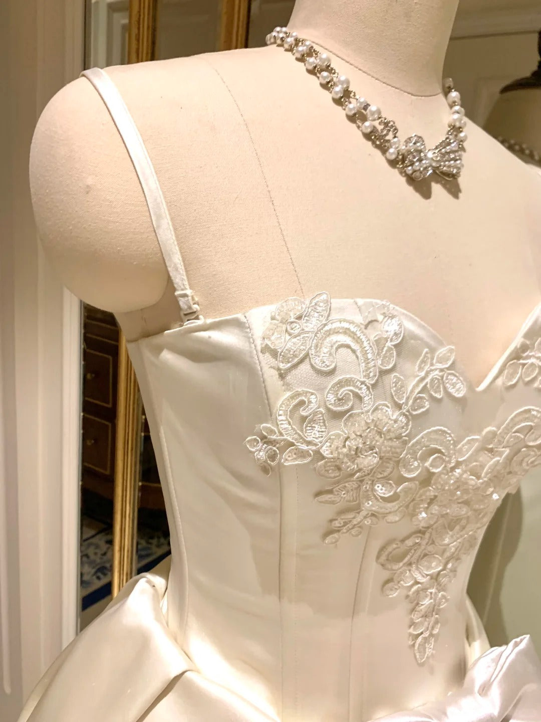 Girlhomeshops-Weiße Schleife, kurzes Satin-Tüll-Heimkehrkleid, Geburtstagspartykleid, Kleid für die achte Klasse, gh5292