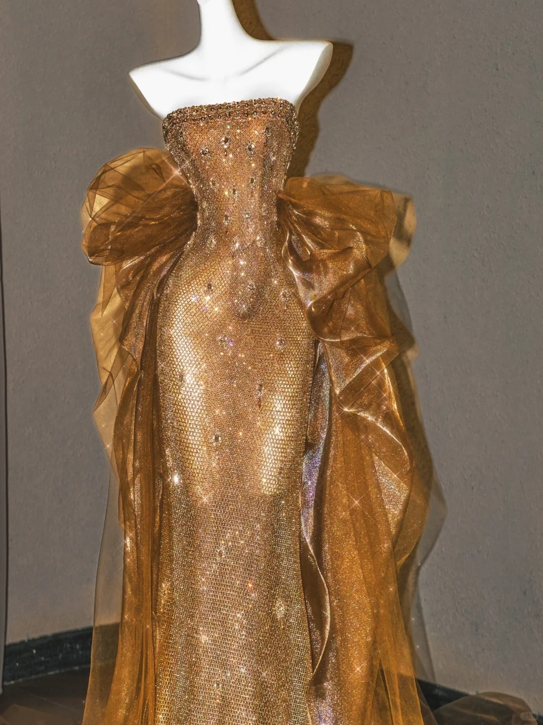 Girlhomeshops – Wunderschönes, funkelndes, exquisites, mit Perlen besetztes, langes Meerjungfrau-Ballkleid in Gold, gh5488