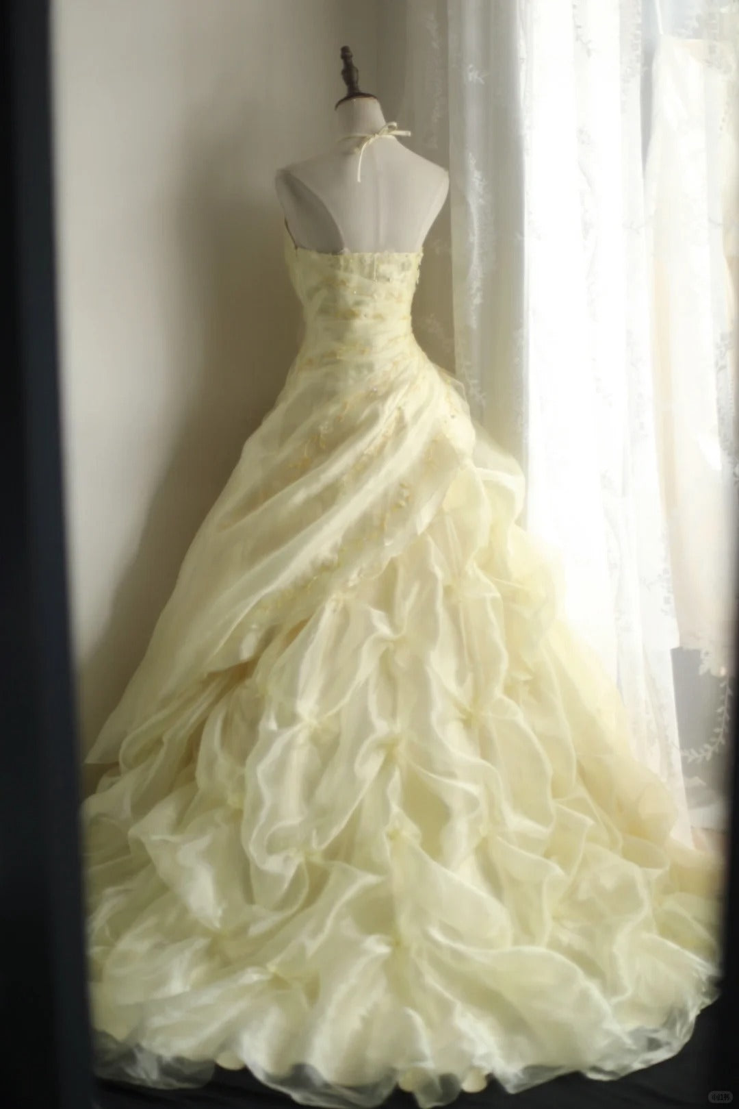 Girlhomeshops - Gelbes Retro Neckholder-Hochzeitskleid im Prinzessinnenstil, gh5425