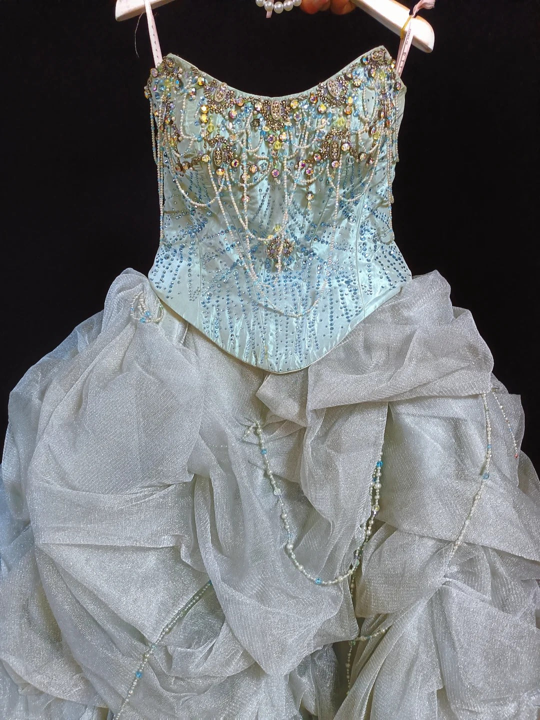 Girlhomeshops - Graublaues, wunderschönes, goldenes Perlenbesatz, modisches und elegantes, langes, mehrlagiges Prinzessinnen-Ballkleid aus Tüll gh5325