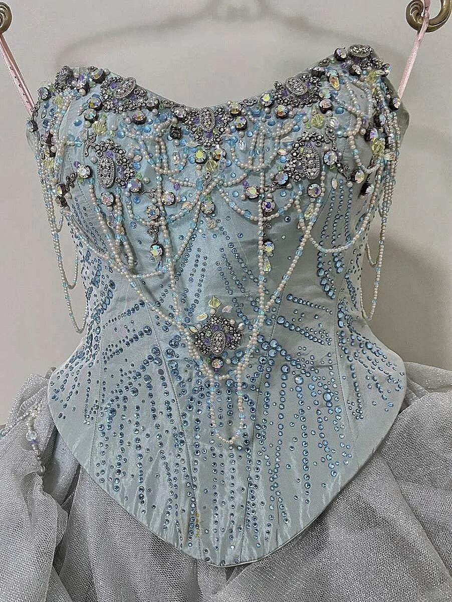 Girlhomeshops - Eisblaues, wunderschönes, silbernes Perlenbesatz, modisches und elegantes, langes, mehrlagiges Prinzessinnen-Ballkleid aus Tüll gh5326