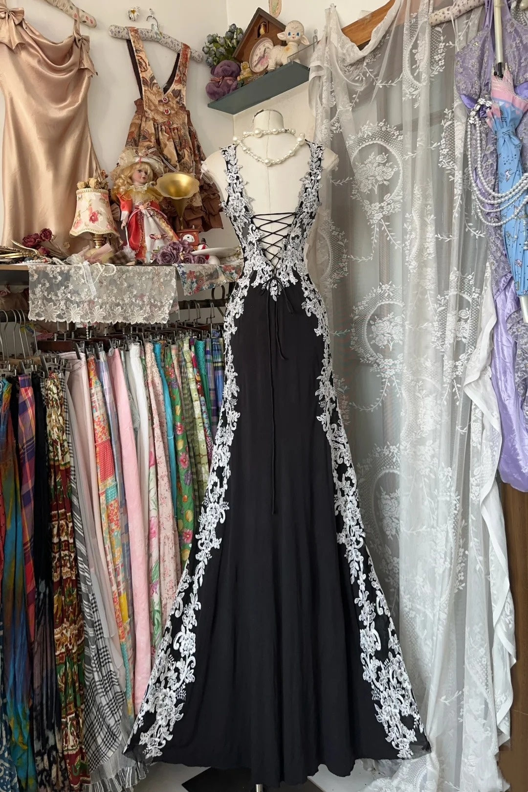 Girlhomeshops - Robe longue fantaisie d'anniversaire style rétro psychédélique en tulle noir et dentelle blanche à bretelles spaghetti gh5883