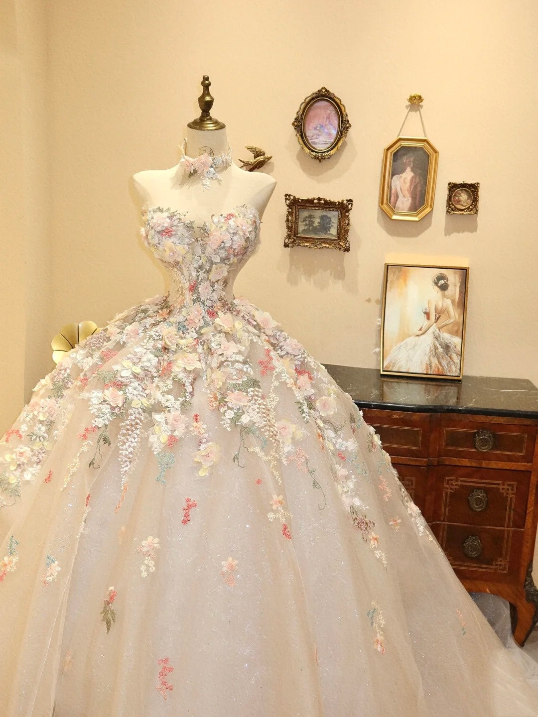 Girlhomeshops - Robe de mariée romantique en tulle brodé, longue robe de mariée sans manches avec traîne gh5904