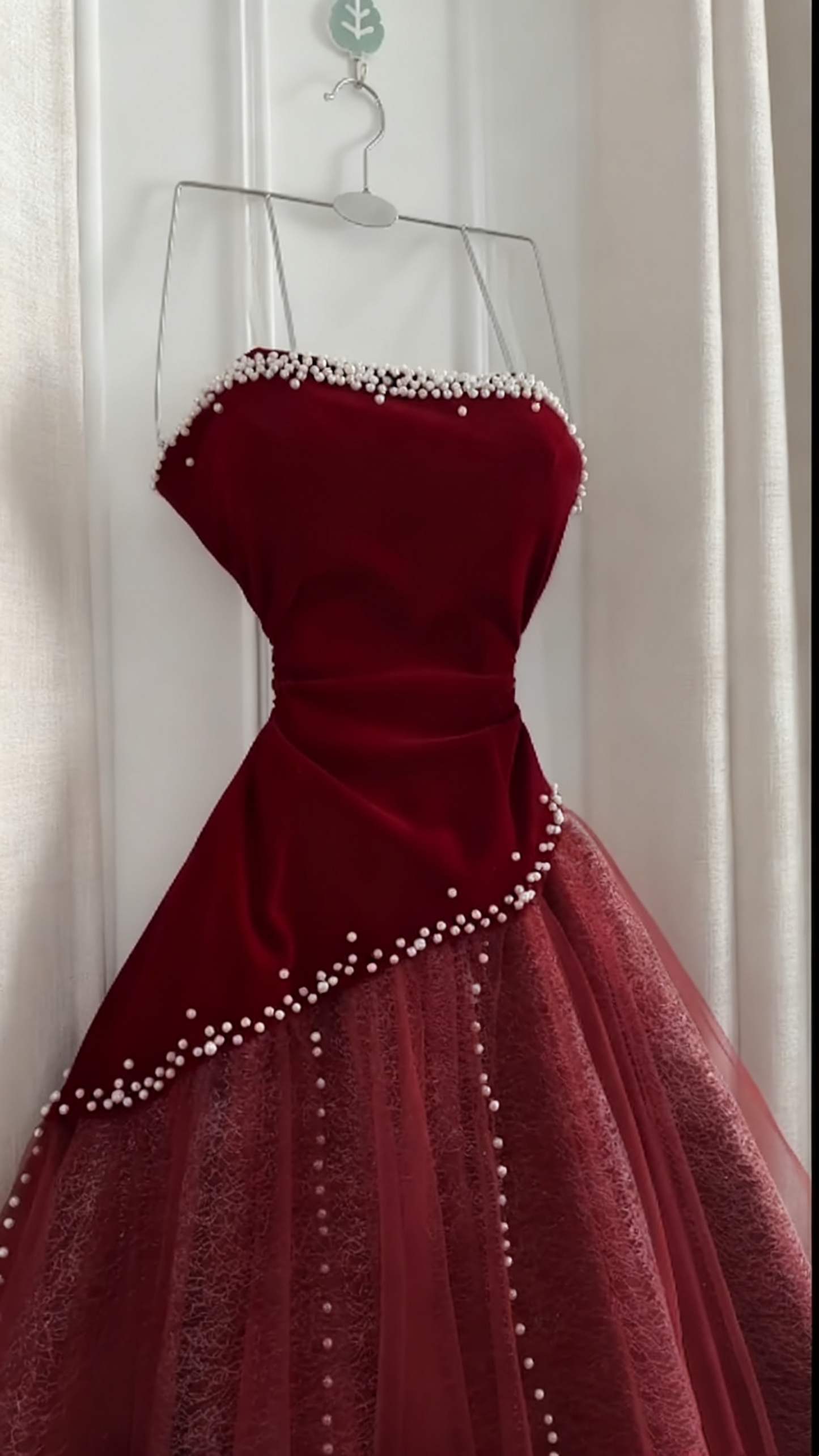 Ärmelloses burgunderrotes Samt- und Tüllkleid | Luxuriöses, elegantes Ballkleid mit Perlenbesatz und Schleppe gh6471