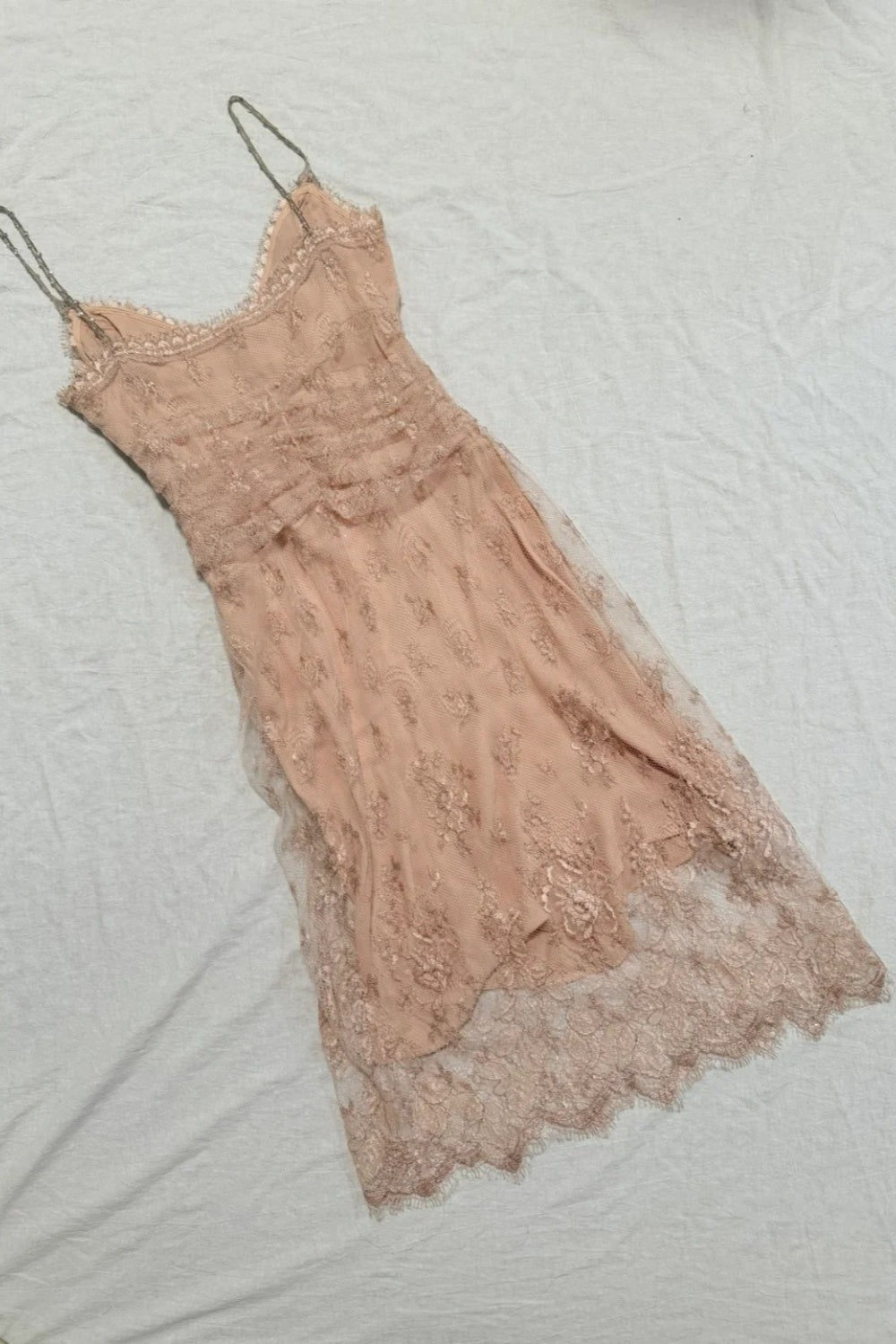girlhomeshops - Robe midi rose nude à fines bretelles en dentelle et perles (gh6313)