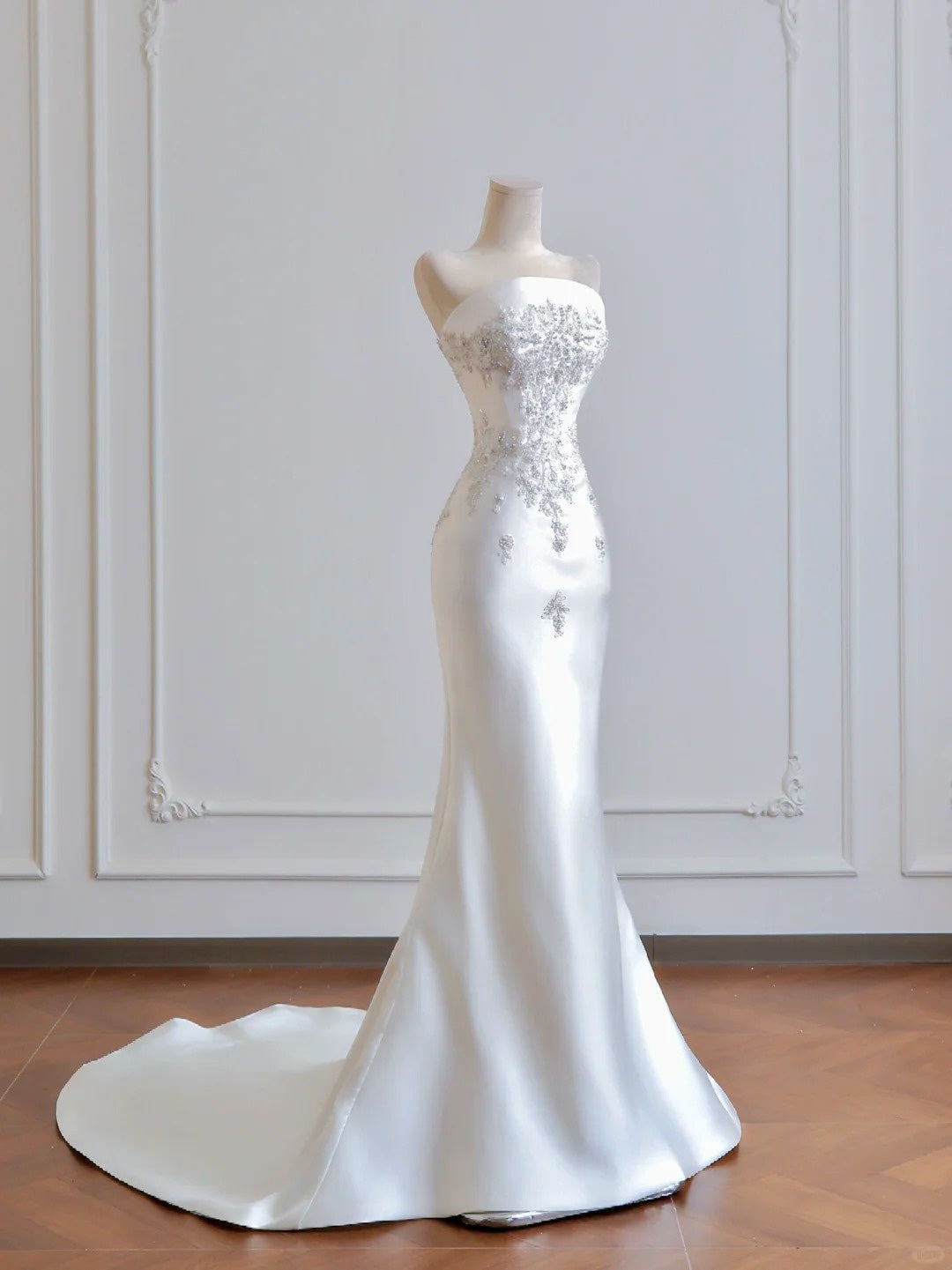 Girlhomeshops - Robe de mariée longue en satin blanc et perles exquises gh5483