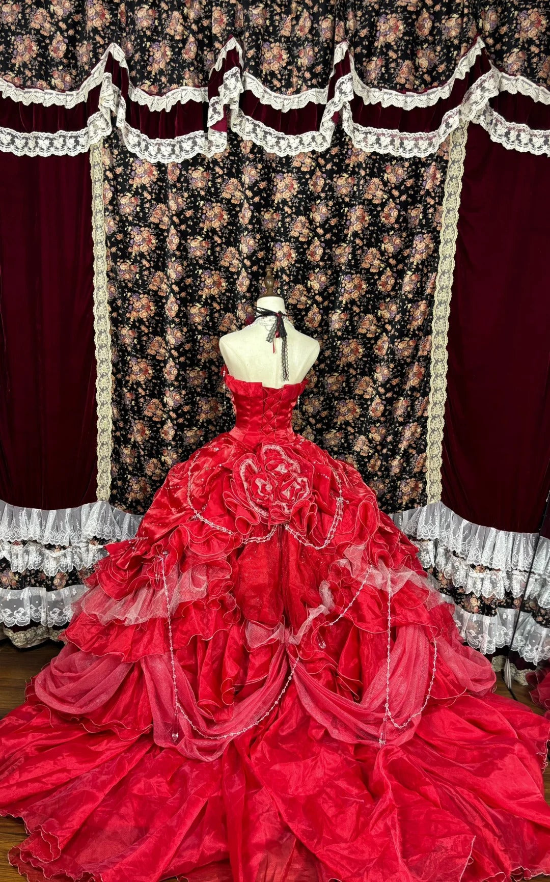 Robe de soirée longue en satin à fleurs rouges et perles gh4768