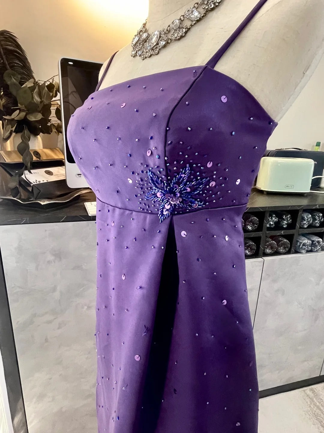 Girlhomeshops - Lila, exquisites, langes Ballkleid aus Satin mit Perlen, gh5426