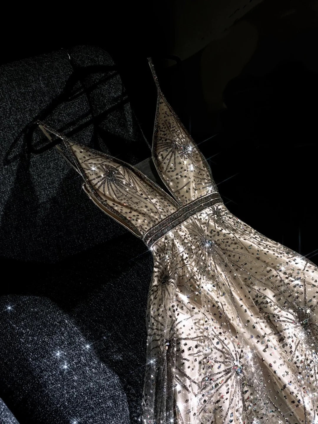 girlhomeshops – Goldfarbenes, wunderschönes, exquisites, mit Perlen besetztes, langes, elegantes Ballkleid aus Tüll, GH5695