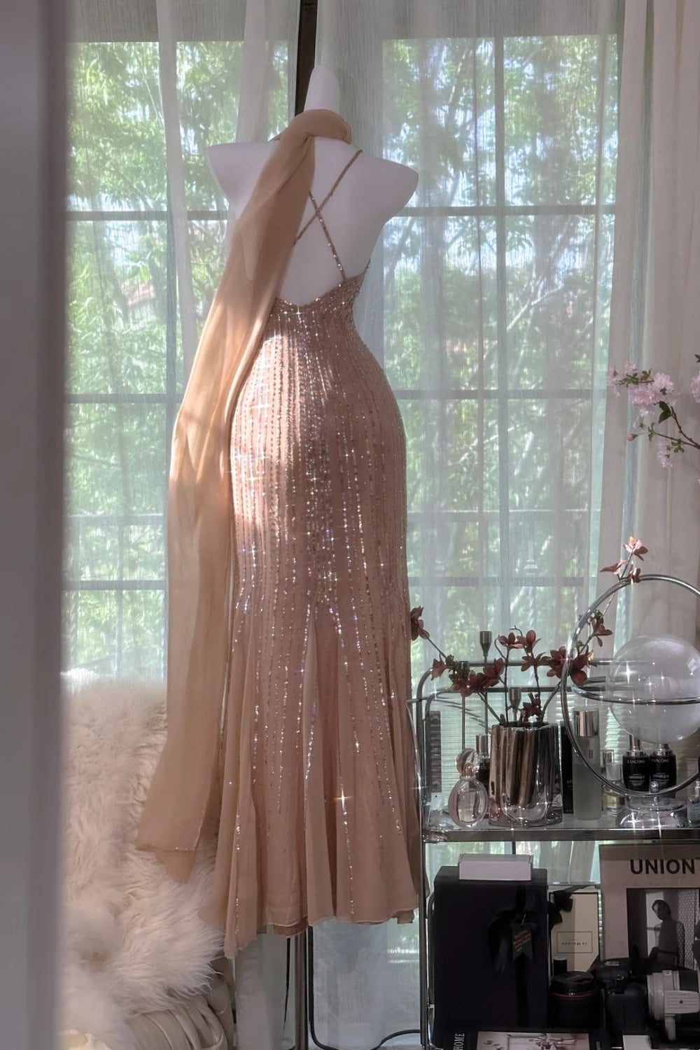 Robe de soirée sirène maxi en tulle or champagne à sequins et bretelles croisées | Idéale pour un gala, une soirée de gala ou un événement mondain haut de gamme (gh6423)