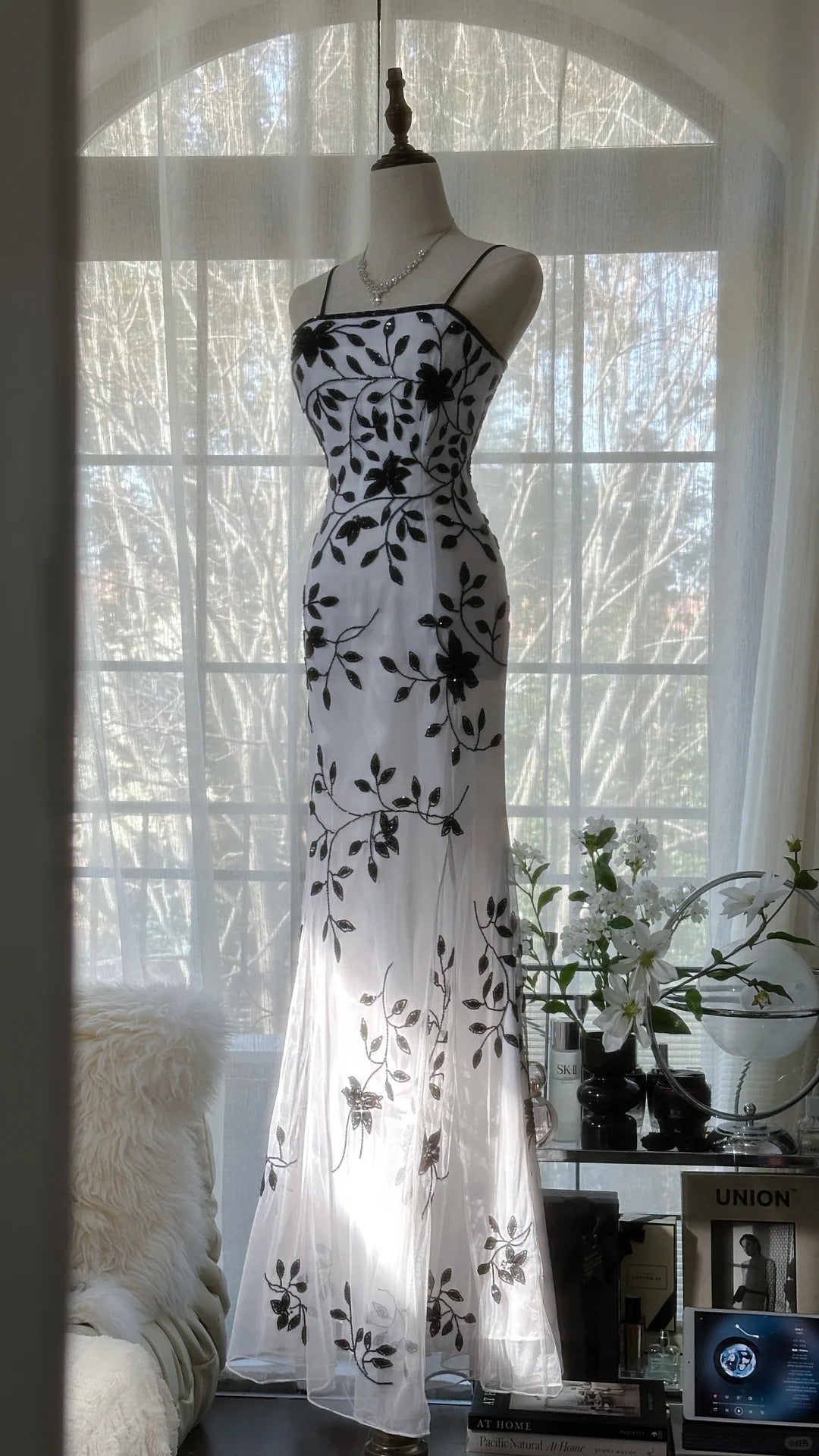 White Elegant Romantic Exquisite Black flowers Long Chiffon Ball Gown Evening Dress Birthday/Wedding Guest/Vacation Party Dress Prom Dress gh4020