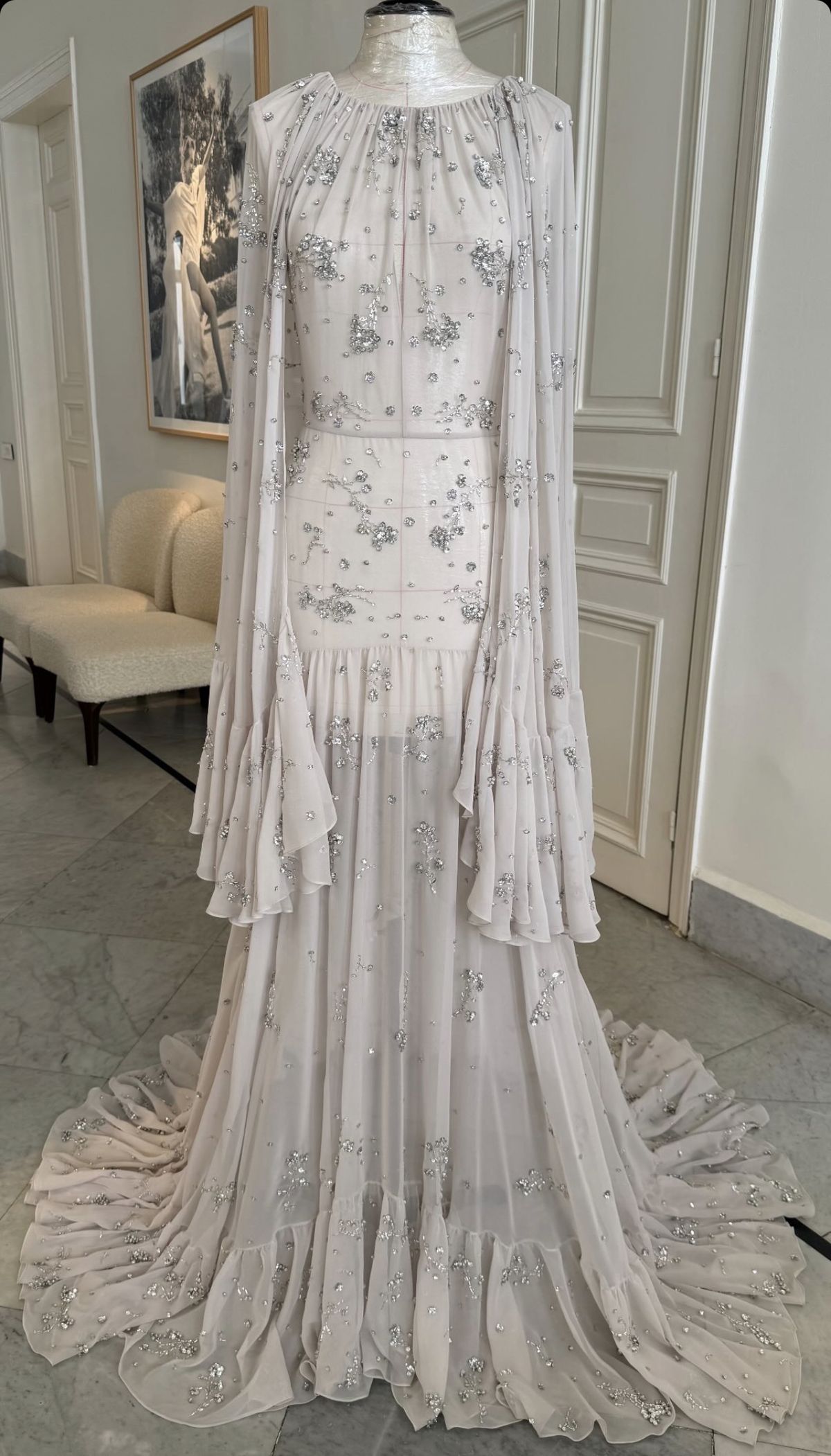 Traumhaftes, luxuriöses Cape-Kleid mit langen Ärmeln im Feenstil | Hellgraues, perlenbesetztes Meerjungfrauen-Maxikleid aus Tüll für Galas, rote Teppiche, exklusive Partys und gesellschaftliche Anlässe (gh6429)