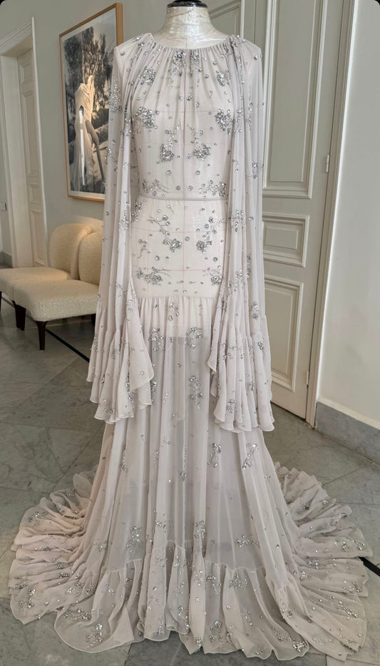 Traumhaftes, luxuriöses Cape-Kleid mit langen Ärmeln im Feenstil | Hellgraues, perlenbesetztes Meerjungfrauen-Maxikleid aus Tüll für Galas, rote Teppiche, exklusive Partys und gesellschaftliche Anlässe (gh6429)