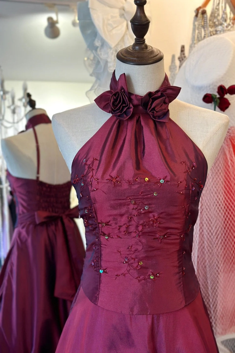 Robe dos nu style diva rétro : jupe à volants cintrée à la taille, tissu satiné, robe de soirée haut de gamme gh6578