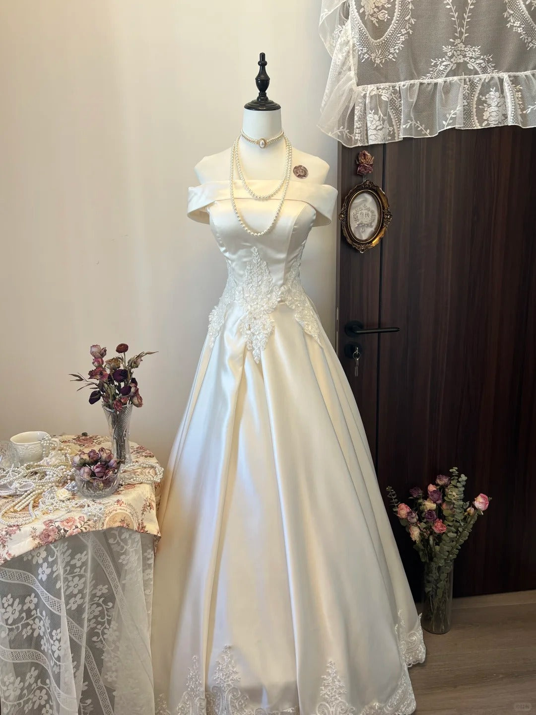 White Delicate Floral Applique Long Satin Ball Gown Evening Gown Wedding Dress gh4292