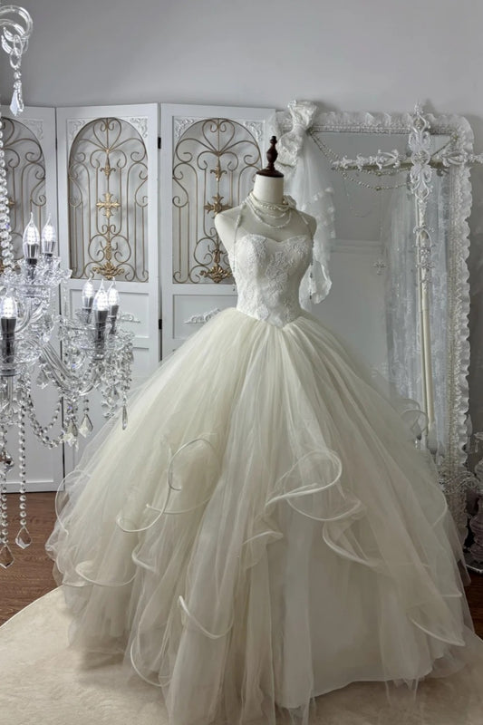 Trägerloses Brautkleid aus Spitze mit Perlenschulterkette und ausgestelltem Saum (gh7063)