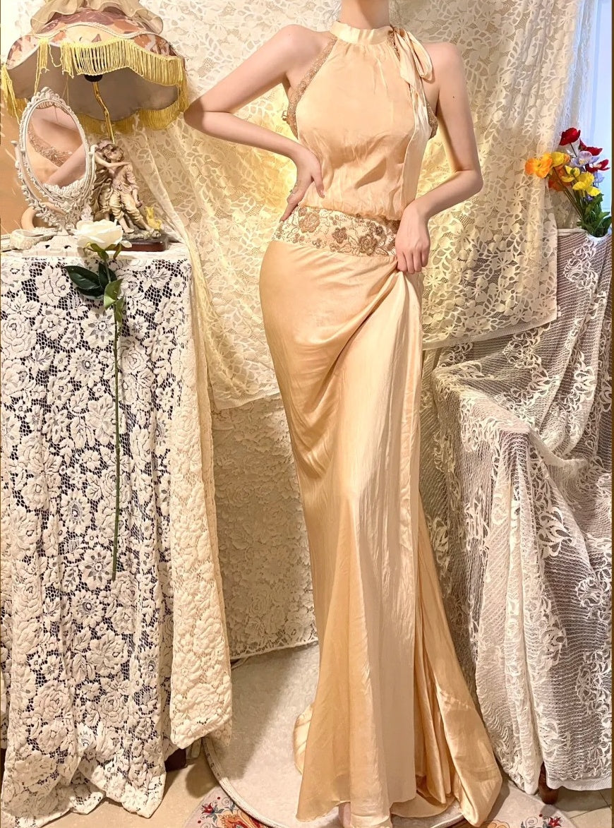 Robe de soirée longue en satin à bretelles couleur champagne, ornements de perles exquis, gh4510