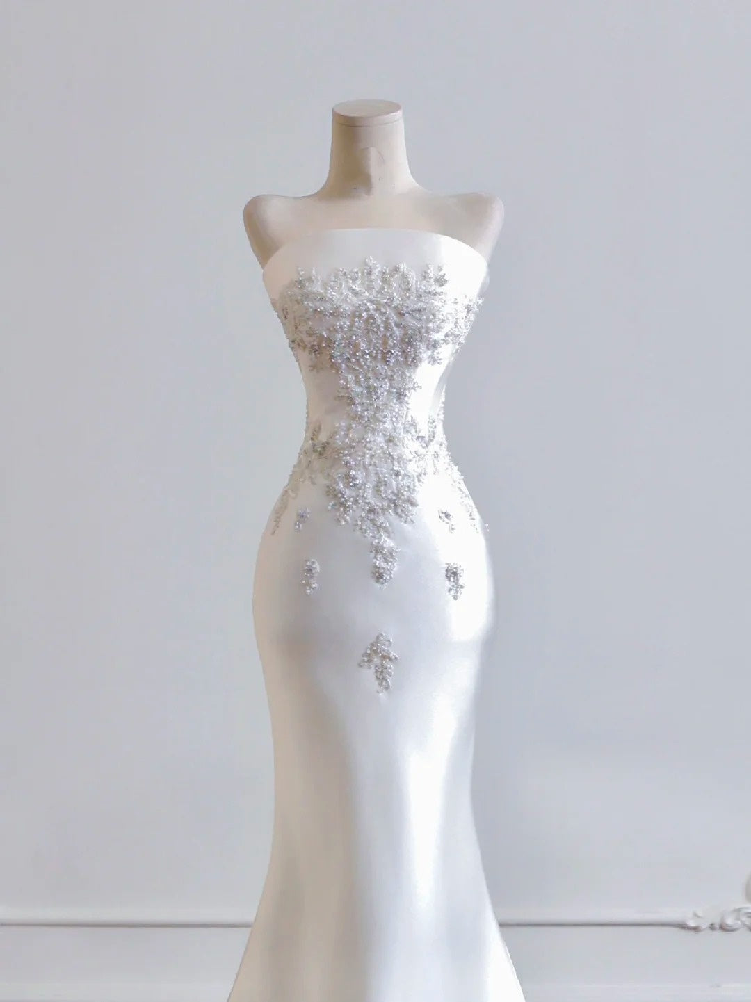 Girlhomeshops - Robe de mariée longue en satin blanc et perles exquises gh5483