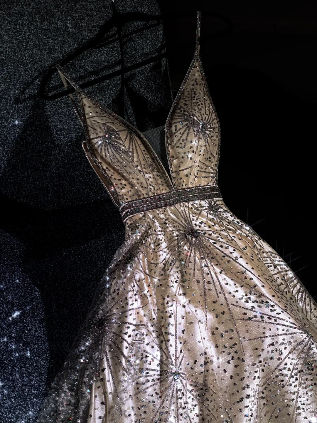 girlhomeshops – Goldfarbenes, wunderschönes, exquisites, mit Perlen besetztes, langes, elegantes Ballkleid aus Tüll, GH5695