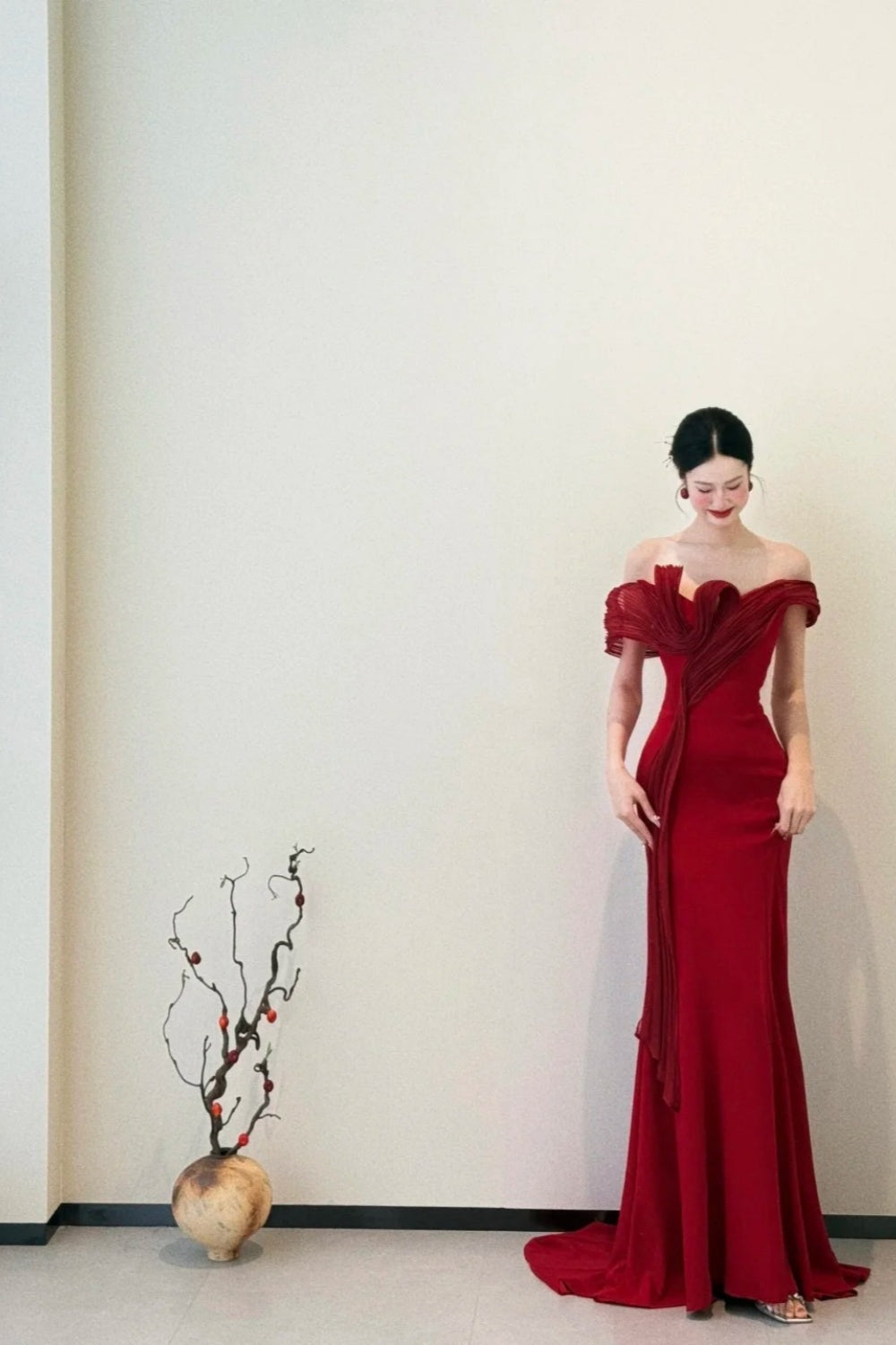 girlhomeshops - Rotes schulterfreies, figurbetontes, bodenlanges Ballkleid aus Satin gh5963