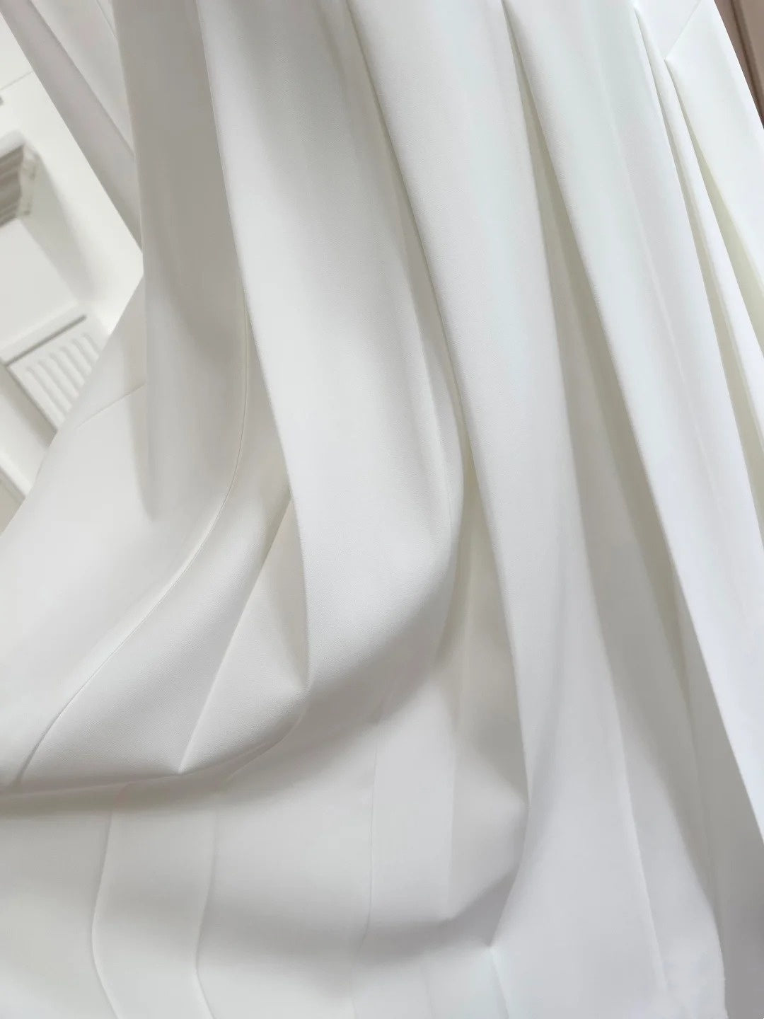 girlhomeshops - Robe de soirée midi blanche asymétrique minimaliste à épaules dénudées gh6097