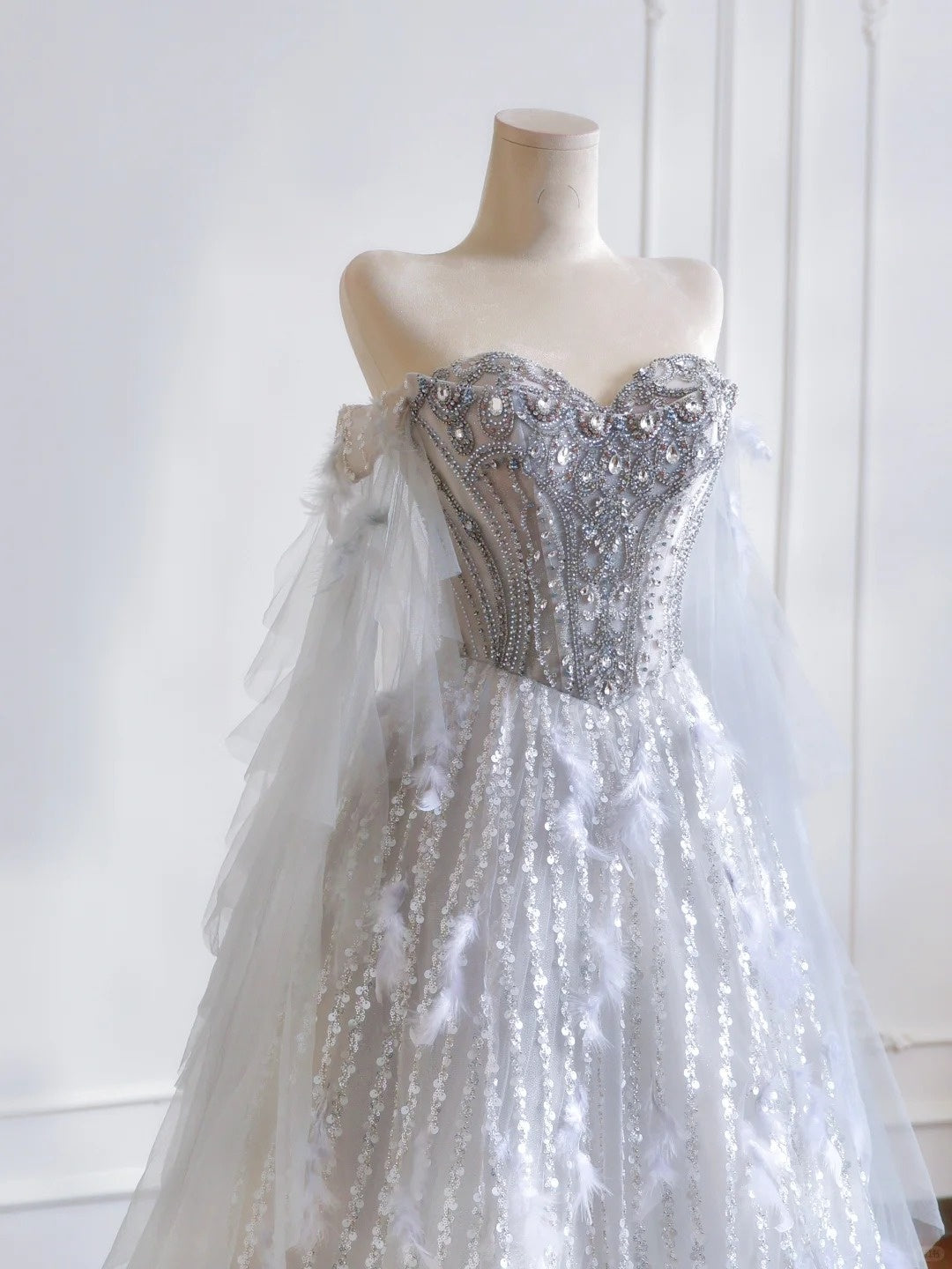 Girlhomeshops - Robe de mariée longue en tulle gris violet avec plumes et diamants, perles exquises, gh5486