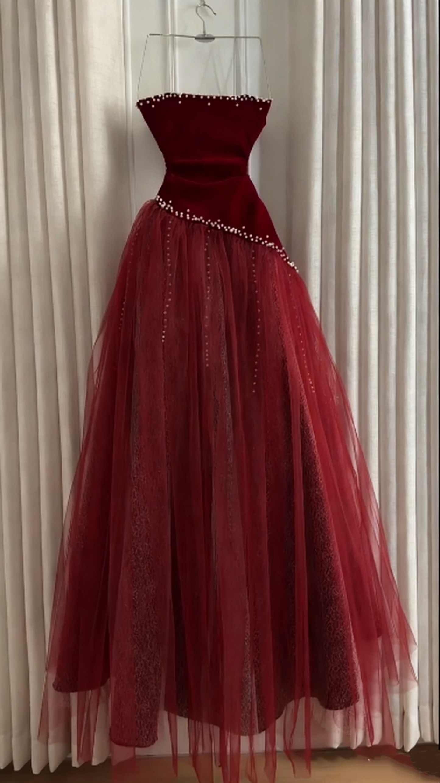 Ärmelloses burgunderrotes Samt- und Tüllkleid | Luxuriöses, elegantes Ballkleid mit Perlenbesatz und Schleppe gh6471