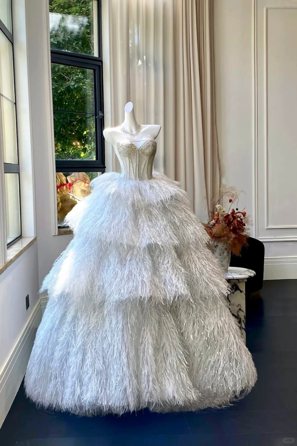 Girlhomeshops - Robe de mariée longue et élégante en plumes de fée, blanche et perlée, gh5445