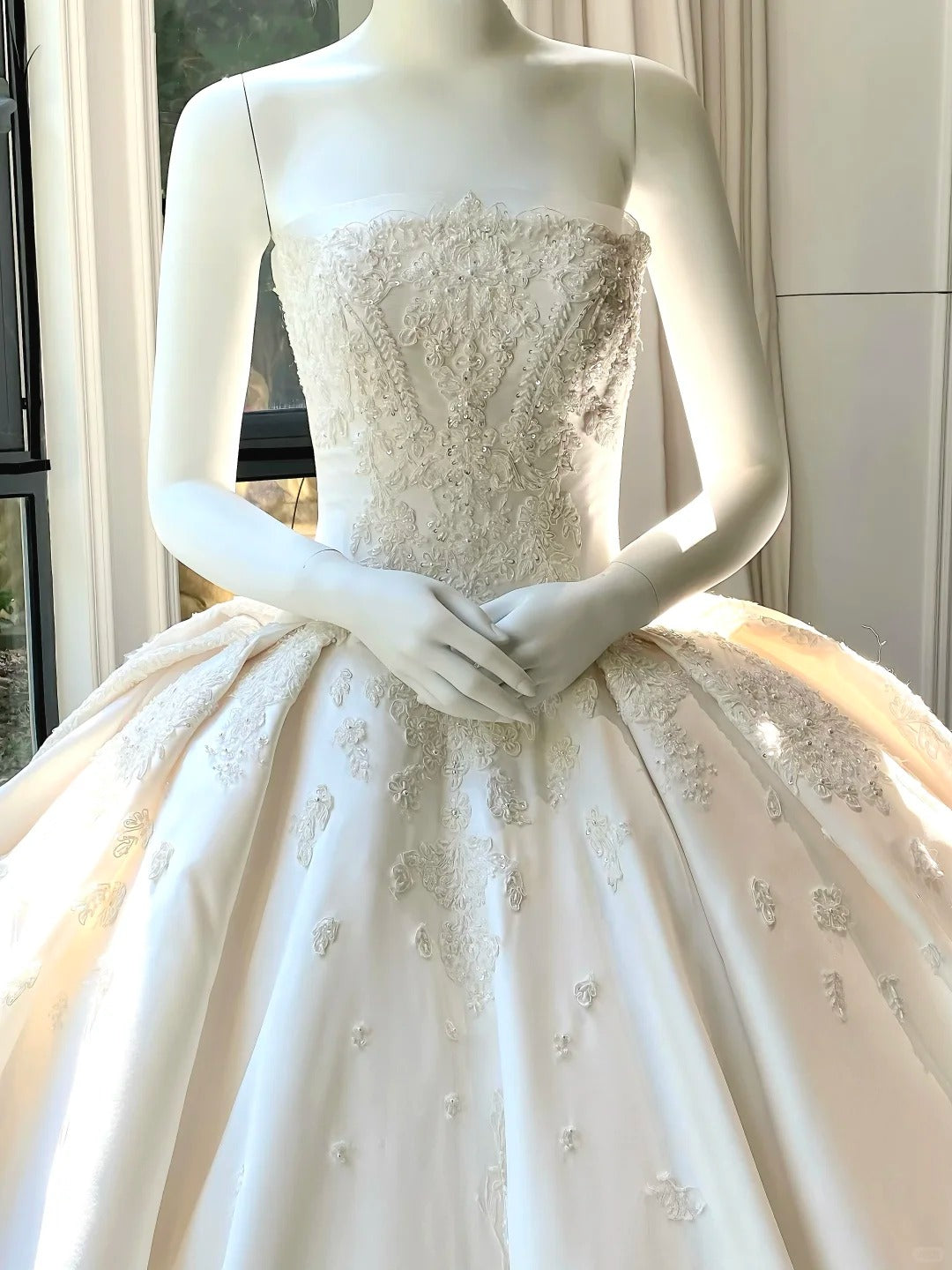 Girlhomeshops--💕Weißes Brautkleid mit floralen und zarten Perlenapplikationen, schlichtes langes Satin-Brautkleid gh5443