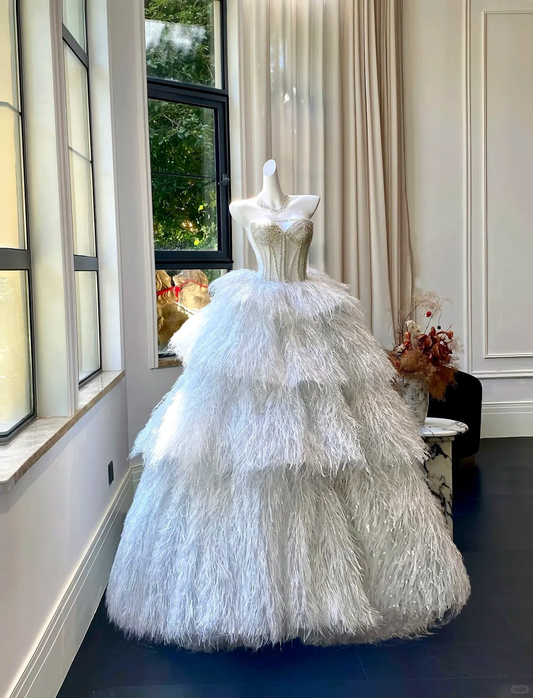 Girlhomeshops - Robe de mariée longue et élégante en plumes de fée, blanche et perlée, gh5445