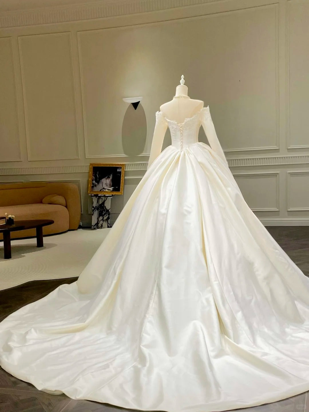 Girlhomeshops - Un incontournable pour les mariées minimalistes ! Robe de mariée unie en satin à manches longues gh5440