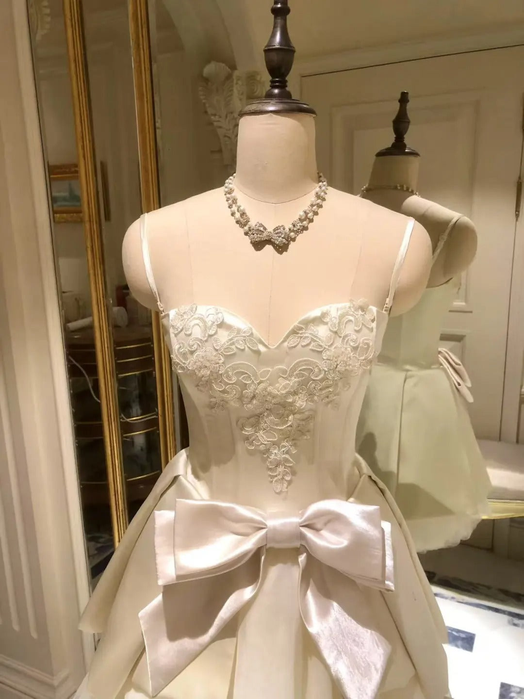 Girlhomeshops-Weiße Schleife, kurzes Satin-Tüll-Heimkehrkleid, Geburtstagspartykleid, Kleid für die achte Klasse, gh5292