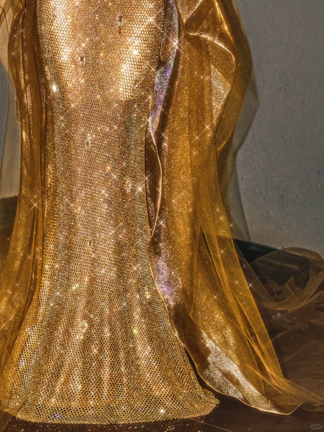 Girlhomeshops – Wunderschönes, funkelndes, exquisites, mit Perlen besetztes, langes Meerjungfrau-Ballkleid in Gold, gh5488