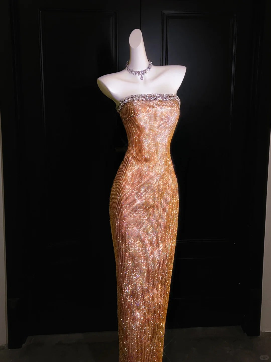 Girlhomeshops – Superschönes, goldenes, wunderschönes, glitzerndes, metallisches Meerjungfrauen-Fischschwanz-Ballkleid, lang, gh5489