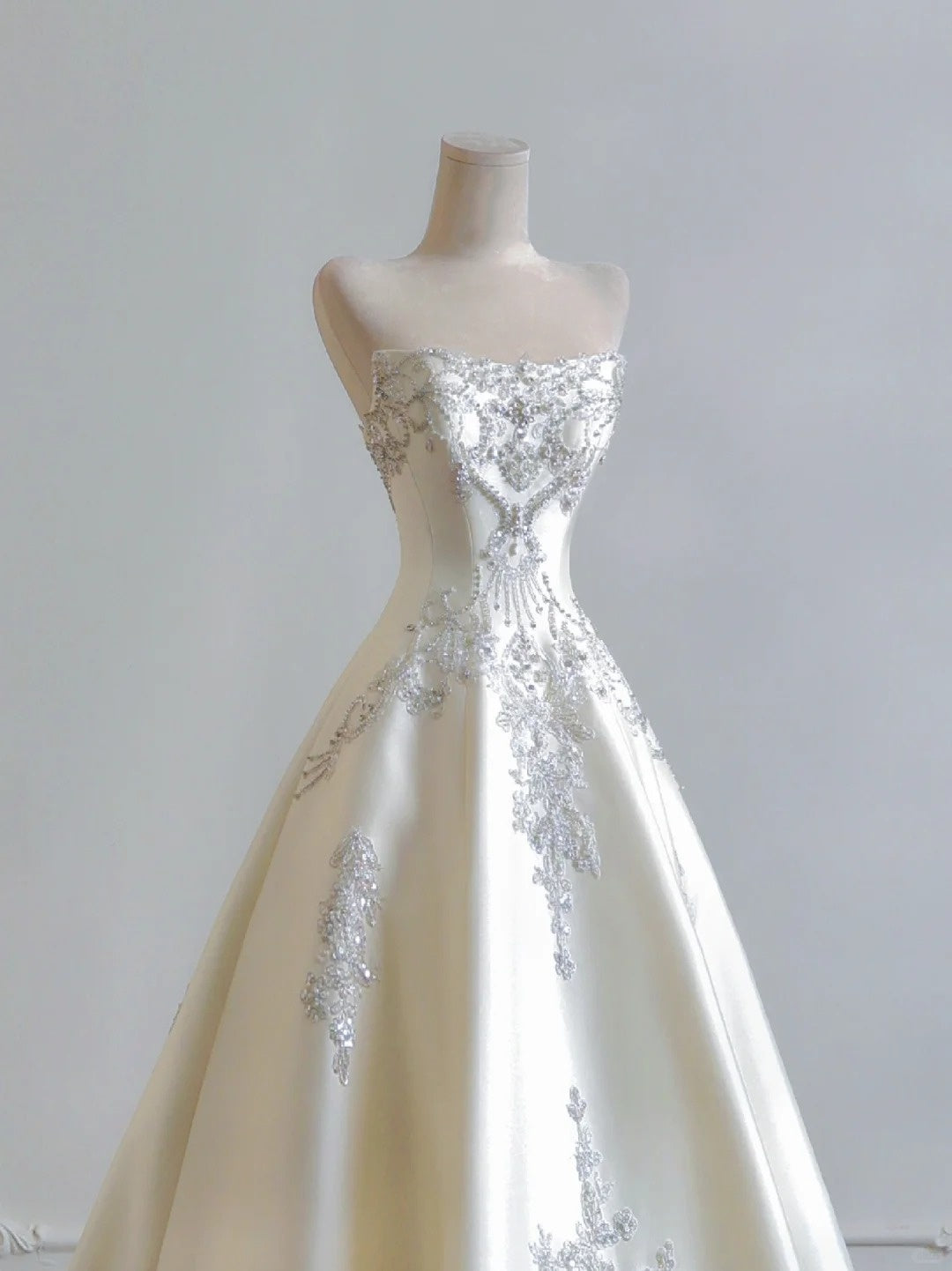 Girlhomeshops - Robe de mariée longue en satin blanc à perles exquises gh5482