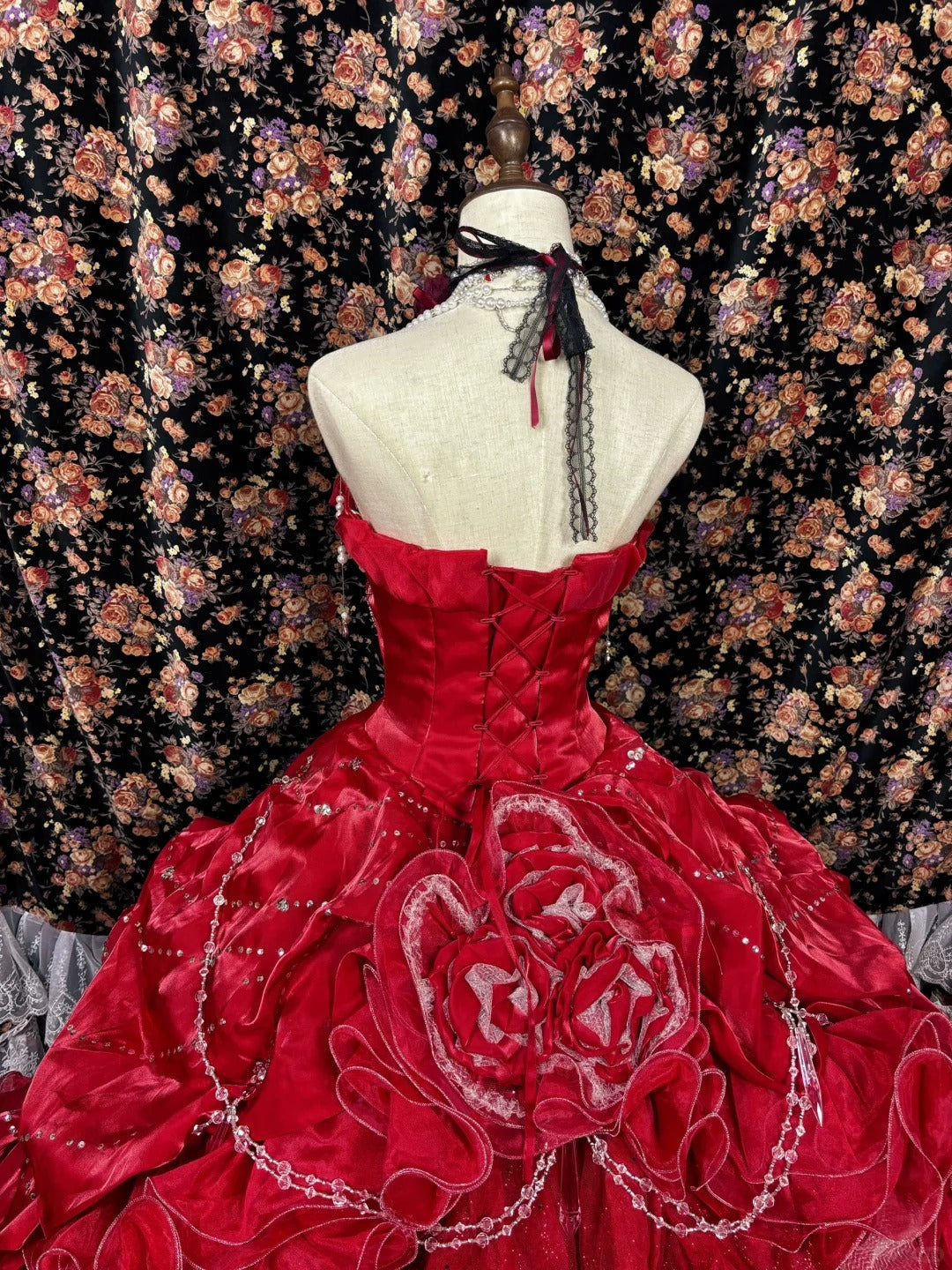 Robe de soirée longue en satin à fleurs rouges et perles gh4768