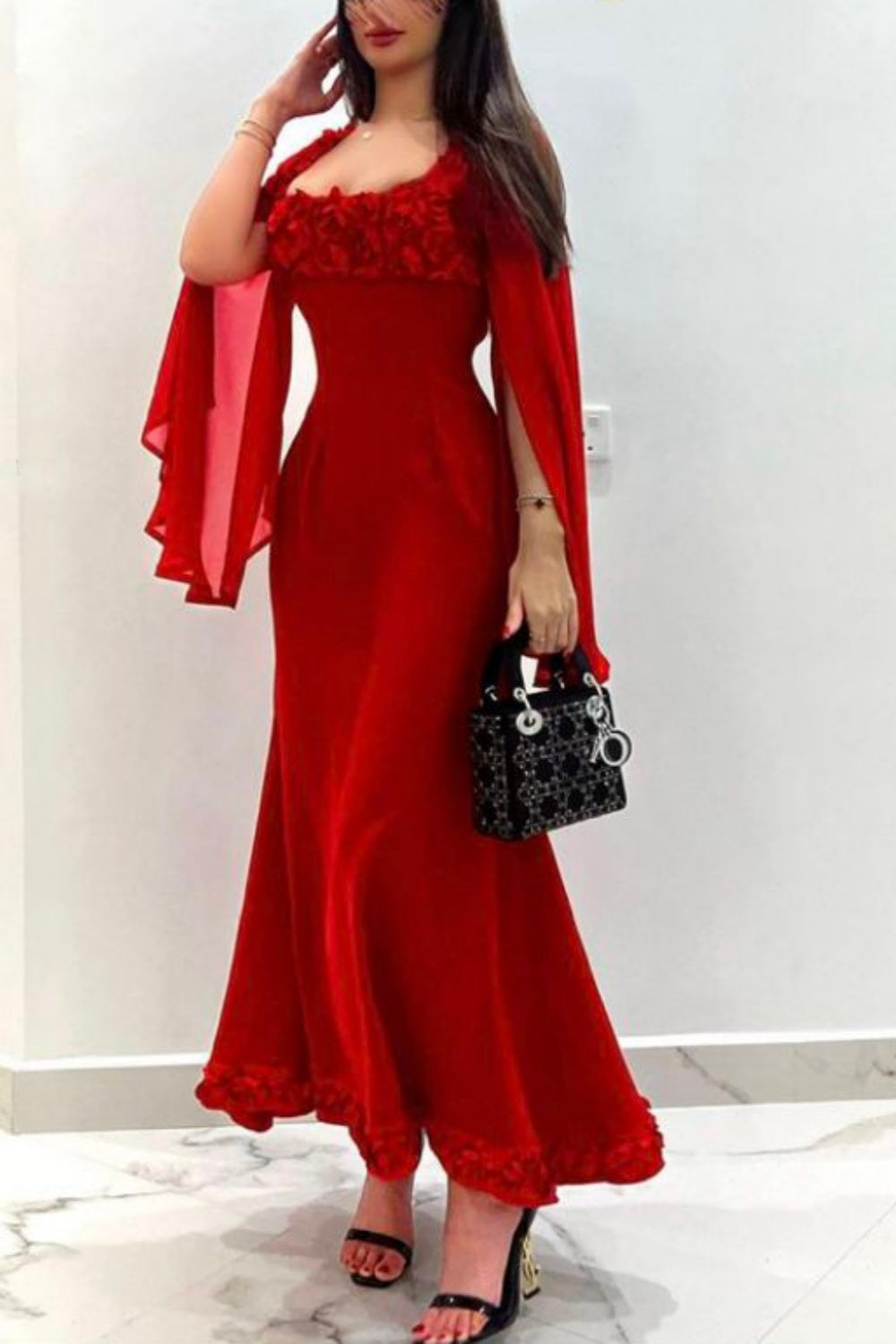 Romantisches rotes Kleid im französischen Stil: Üppige Blütenblattverzierung, fließender Stoff, Partykleid gh6596