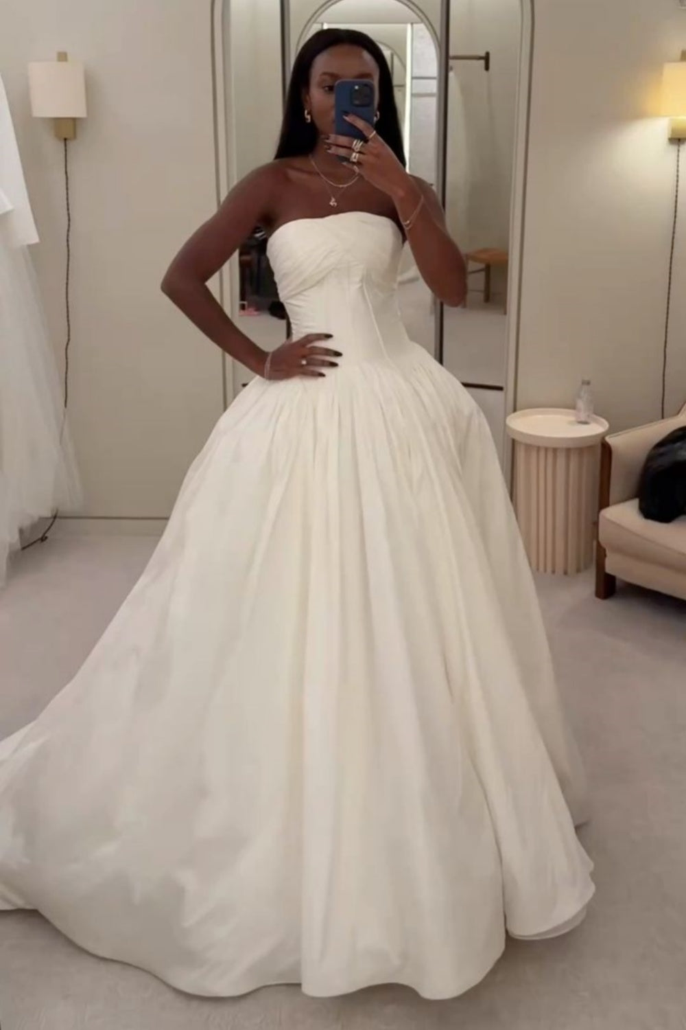 Ärmelloses, weißes Satin-Ballkleid mit Schleppe | Luxuriöses, elegantes, trägerloses und tailliertes Kleid für Galabälle gh6462