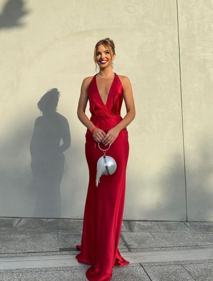 Robe de soirée longue en satin rouge simple et élégante à col en V, robe d'invité de mariage gh3055